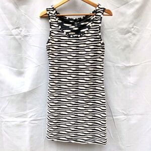 Cute H&M black and white bodycon tight dress spring summer easy outfit wavy patt